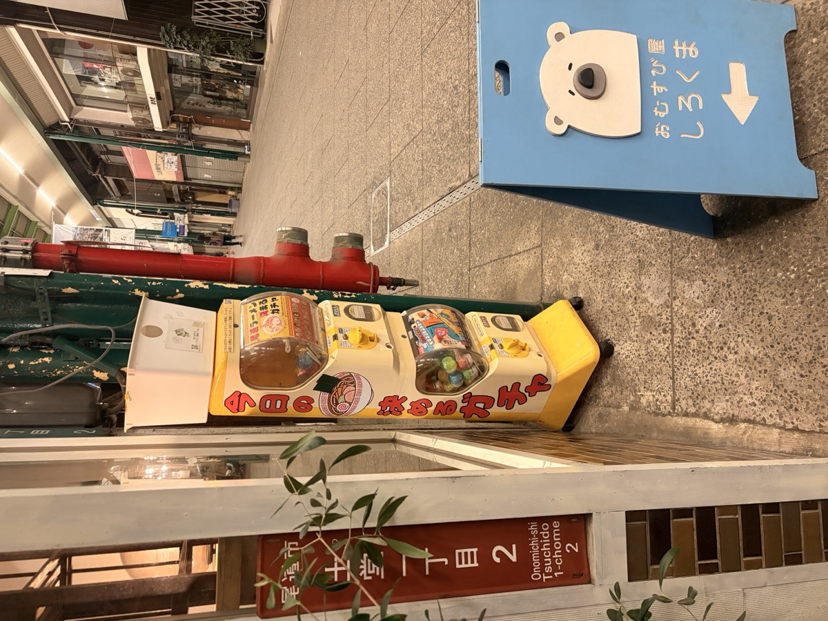 商店街に設置されたナビガチャ